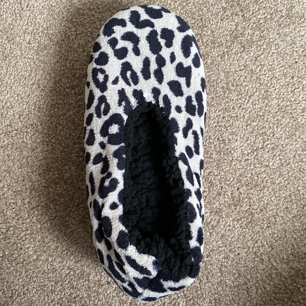 Isaac Mizrahi - Leopard Print Fleece Slippers, Size Large, 9 / 10​​​​​​​​​​​​​